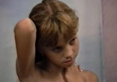 Naturistin: Julia Akt Dessous - The Cult of Nudity Is Open to All
