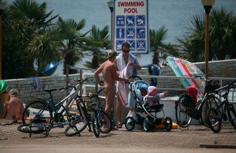 Poolside Camp Gathering pics - Nudism reduces self-consciousness