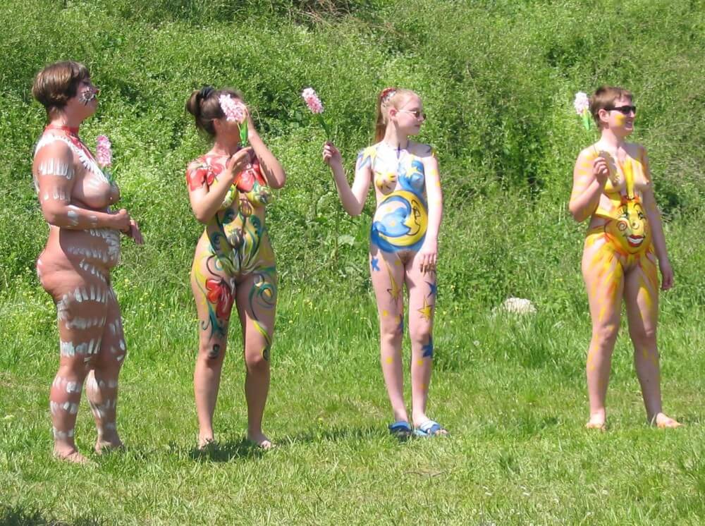 Family String-Apple Game Pics - Nudity is perceived as a natural aspect of life