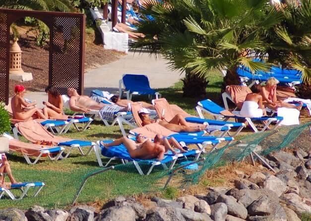Enature - Les textiles - Striving for tolerance and respect is the code of conduct among nudists