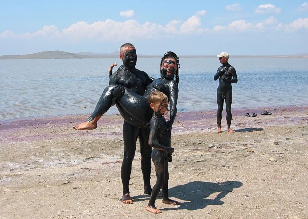 Dark Mud And Clear Water pics - It is a philosophy based on trust and respect for the naked body and nature
