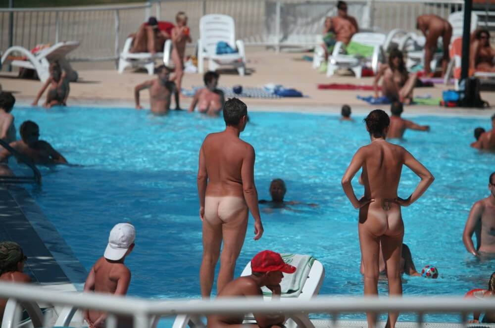 Pool-Shore Group Exercise - Love for oneself and nature as the foundation of naturism