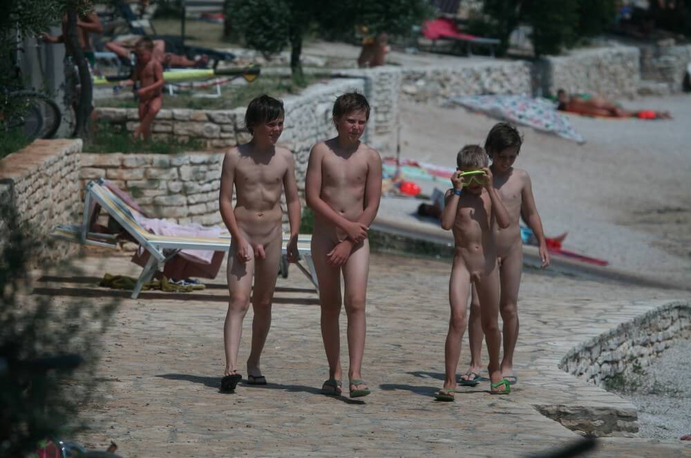Shore walking nude - Stereotypical perceptions of nudists