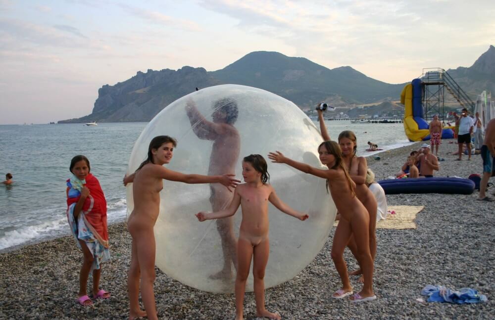 Pics Walk on the Beach Balloon - The natural beauty of the body is revealed in nudism