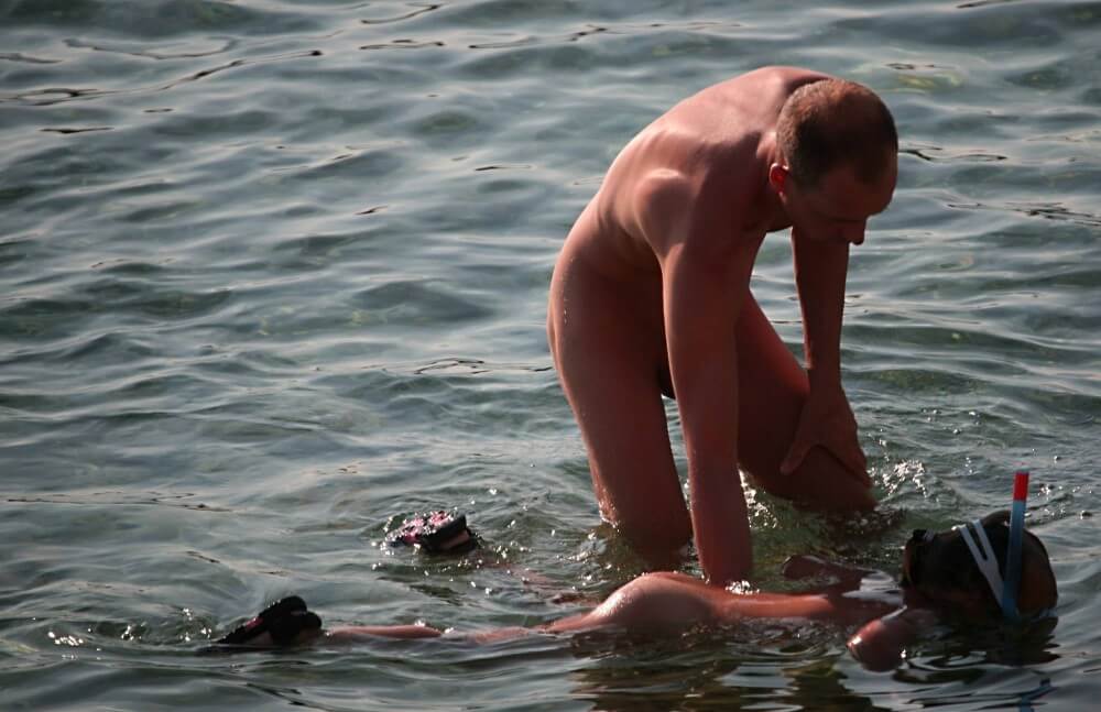 Father Floats His Daughter pics - Nudists appreciate and love nature
