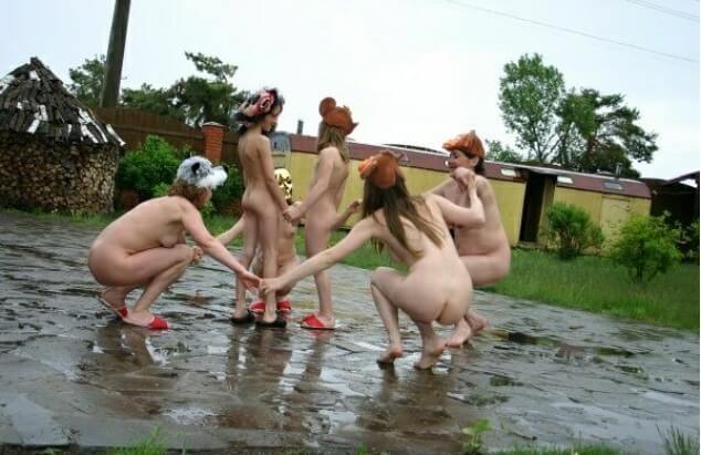 Naturism photo gallery # 23 - In naturism, nature serves as the bodys natural clothing