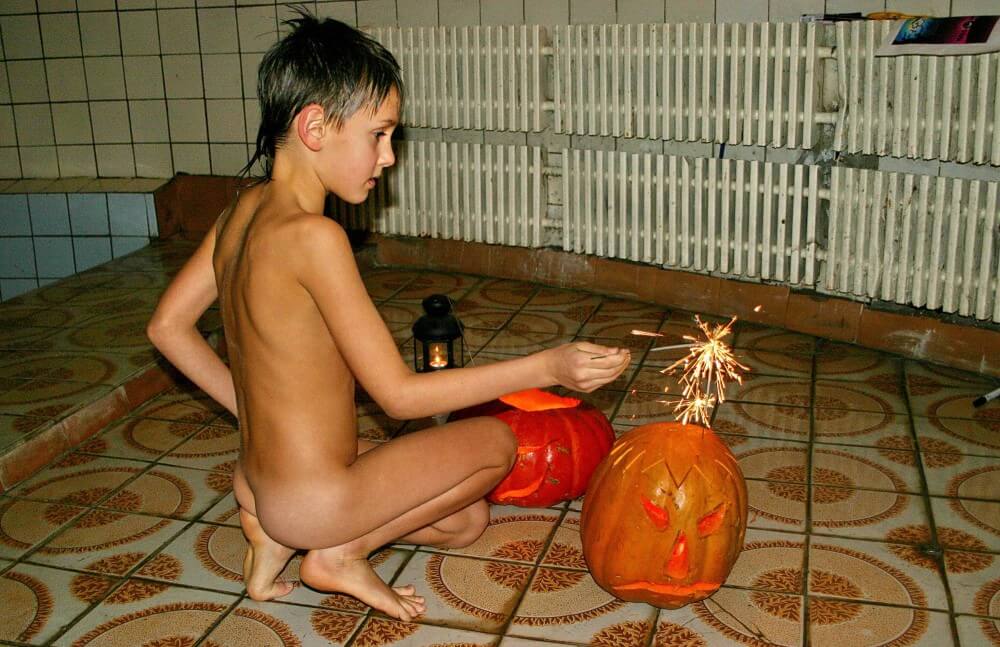 Naturism photo gallery # 20 - Nudism strengthens friendships and mutual respect