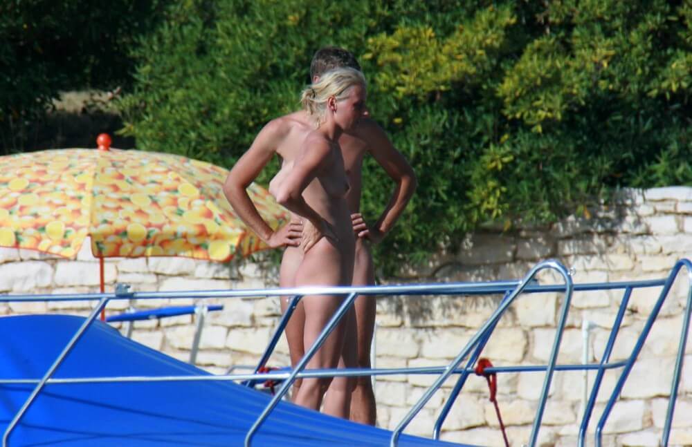 Casual Beachside Strolling pics - She went out completely naked