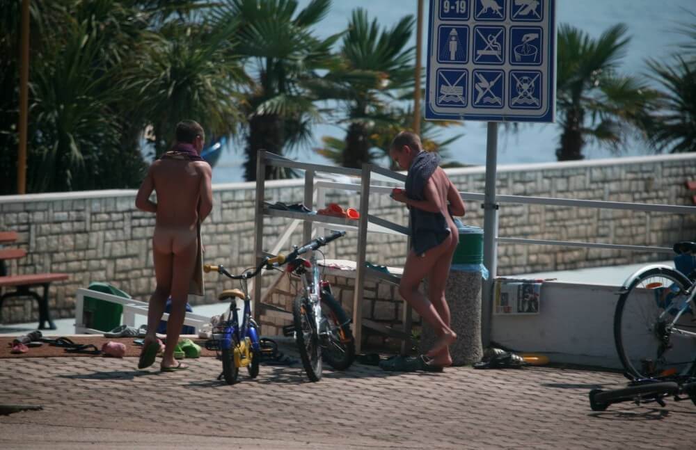 Nudism in a German water park photo - The desire to admire the human form