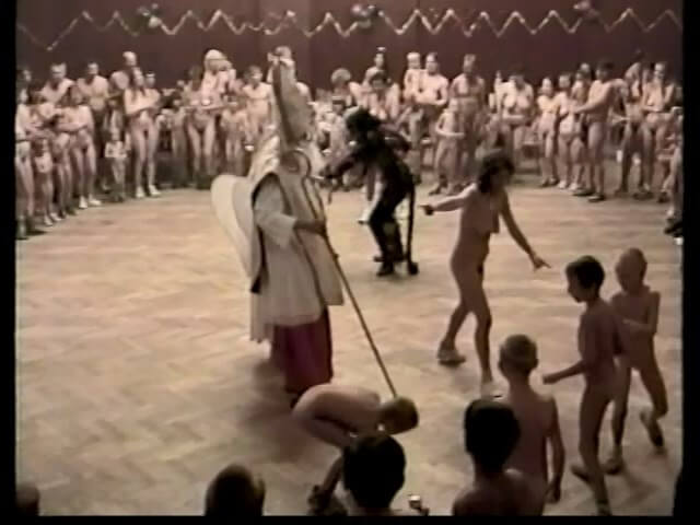 Helios Natura: Christmas Kinder Spiele - Nudist practices help foster respect for differences and individuality